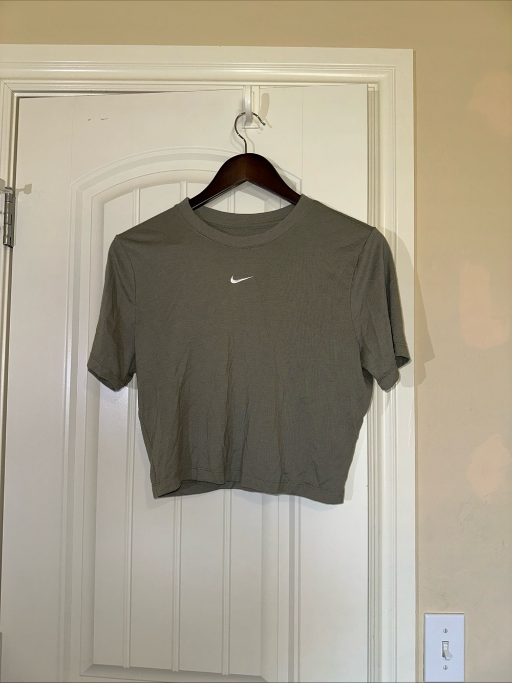 Nike Sportswear Essential Women's Slim Cropped T-Shirt L